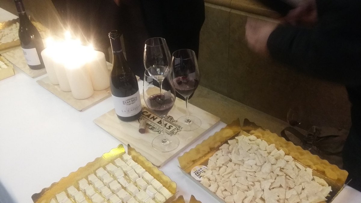 mostfestival's tweet photo. Inaugurem el #rebrot #Most2017 amb "Ce qui nous lie" de Cédric Klapisch a la Sala Zazie amb el vi #LaCapella de @CanBas_Domini i els formatges @xerigots. Quin bon cap de setmana se'ns obre! https://t.co/myT7lSIOiK