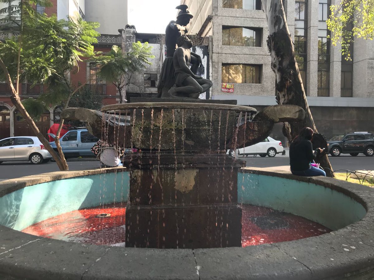 cencos's tweet photo. Hoy las fuentes de la #CDMX se pintaron de rojo, la seguridad no debe ser responsabilidad de las fuerzas armadas. La #LeyDeSeguridadInterior NO es la respuesta y únicamente perpetuará la violencia. Exigimos se busque la paz, continuar con esta guerra, sólo generará más sangre. https://t.co/alpI527FZc
