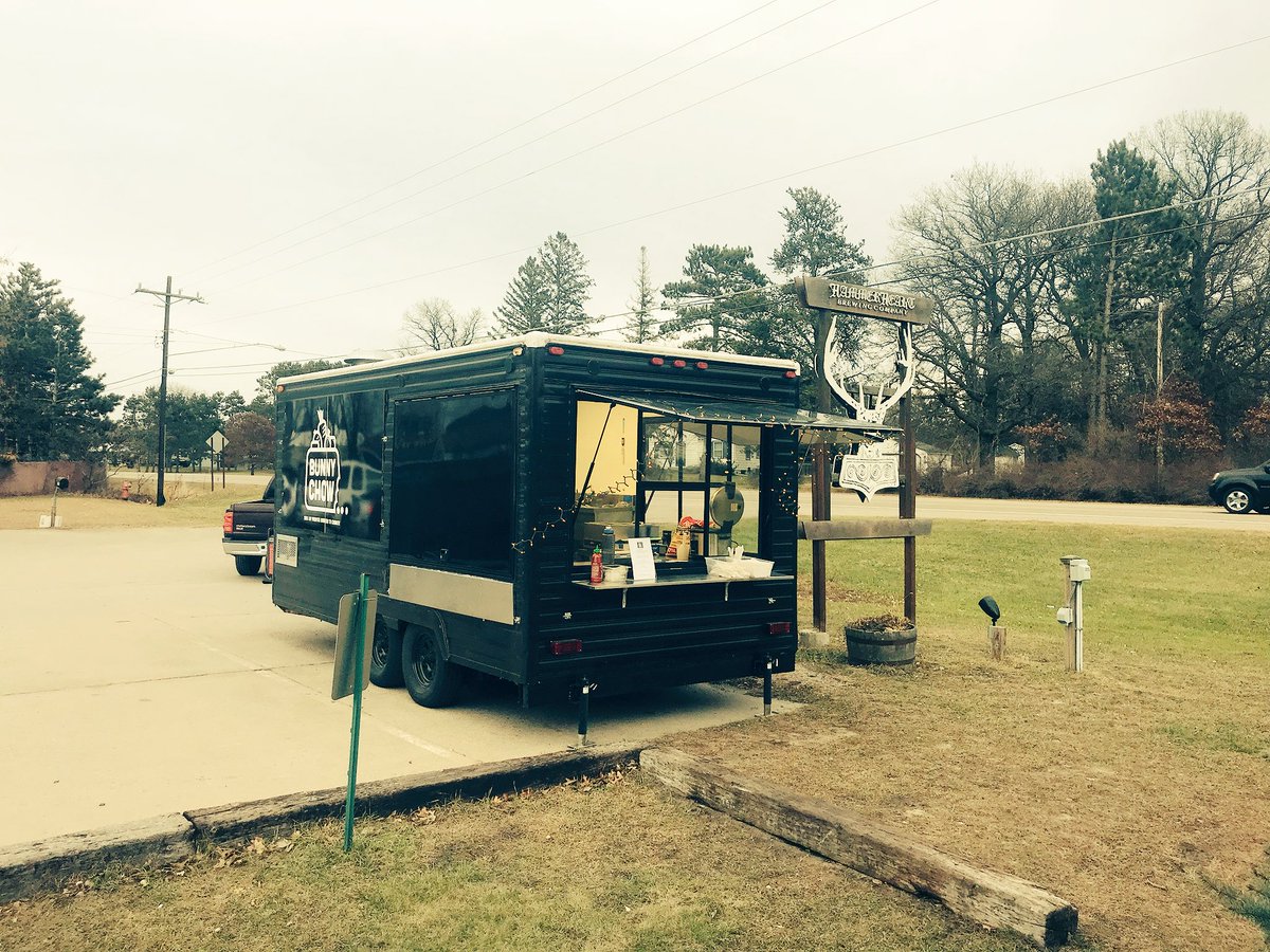 BunnychowMSP's tweet image. Ready to serve some bunnies to all the fab people out in Lino Lakes , sipping on amazing suds at @HammerHeartBeer .
We have two meat &amp;amp; a vegan option tonight!
All profits go to @savethebwca