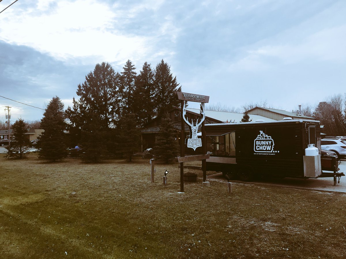 BunnychowMSP's tweet image. Ready to serve some bunnies to all the fab people out in Lino Lakes , sipping on amazing suds at @HammerHeartBeer .
We have two meat &amp;amp; a vegan option tonight!
All profits go to @savethebwca