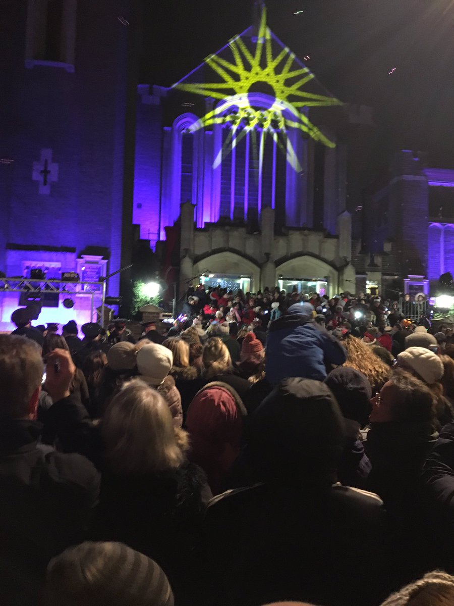 DunstableJC's tweet photo. Gr8 start to Christmas in Dunstable with Schools, Carols, Santa, Mayor @DunstableTC, Tree lights and light &amp; laser show finale @DunstableJC @englishsparrow - plus got my Xmas tree!! https://t.co/ncRGPZtllj