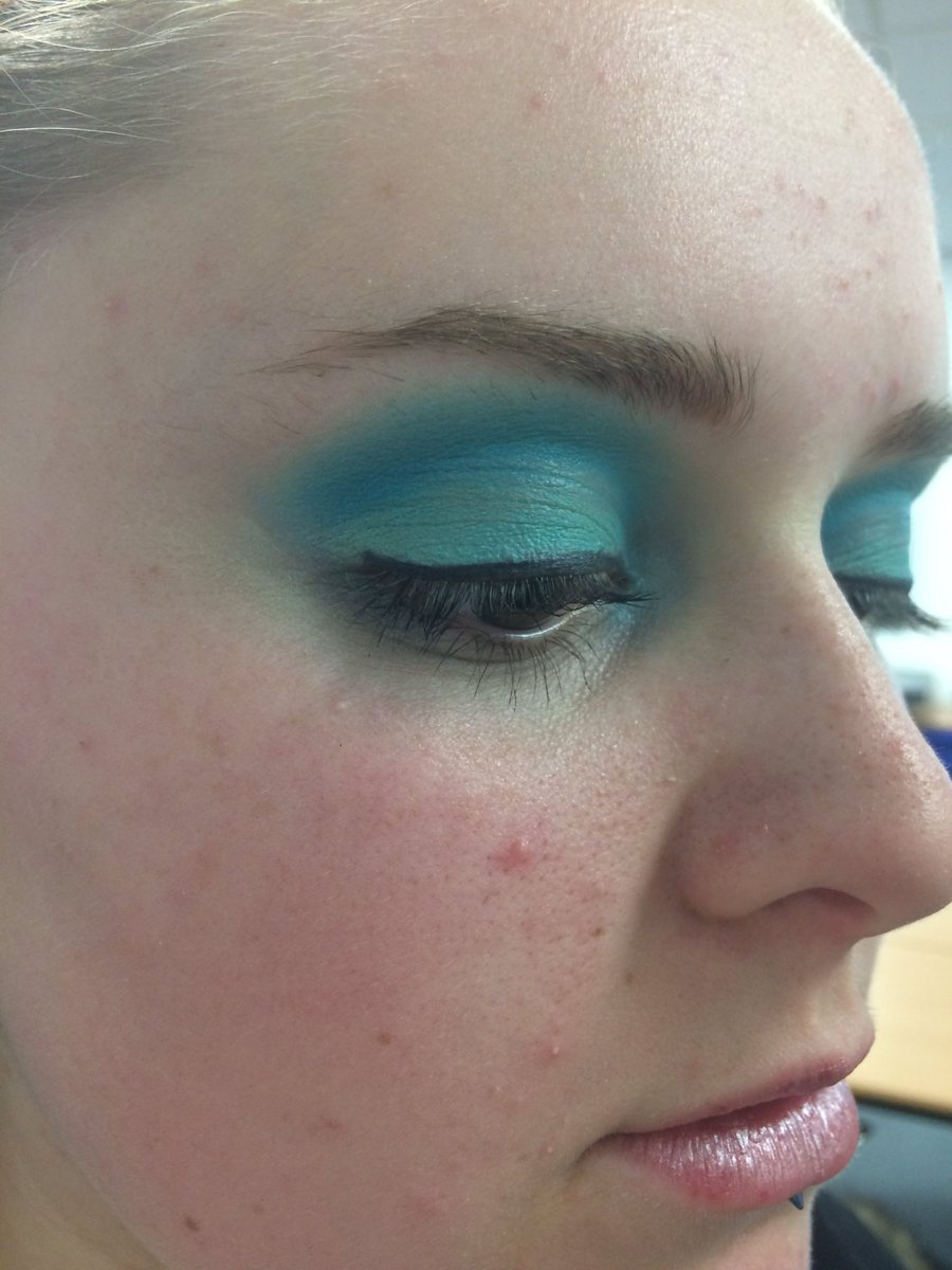 CFarrallMakeup's tweet photo. 1960s inspired makeup done on my model Charlotte using @MehronUK Cream Foundations, @NYXCosmetics_UK Eyebrow Kit &amp; Doll Eye Mascara, @bhcosmetics Eyeshadow, @KryolanUK Lip Rouge Mini Palette and Ben Nye eyeliner #1960s https://t.co/tTbpY8PMlQ