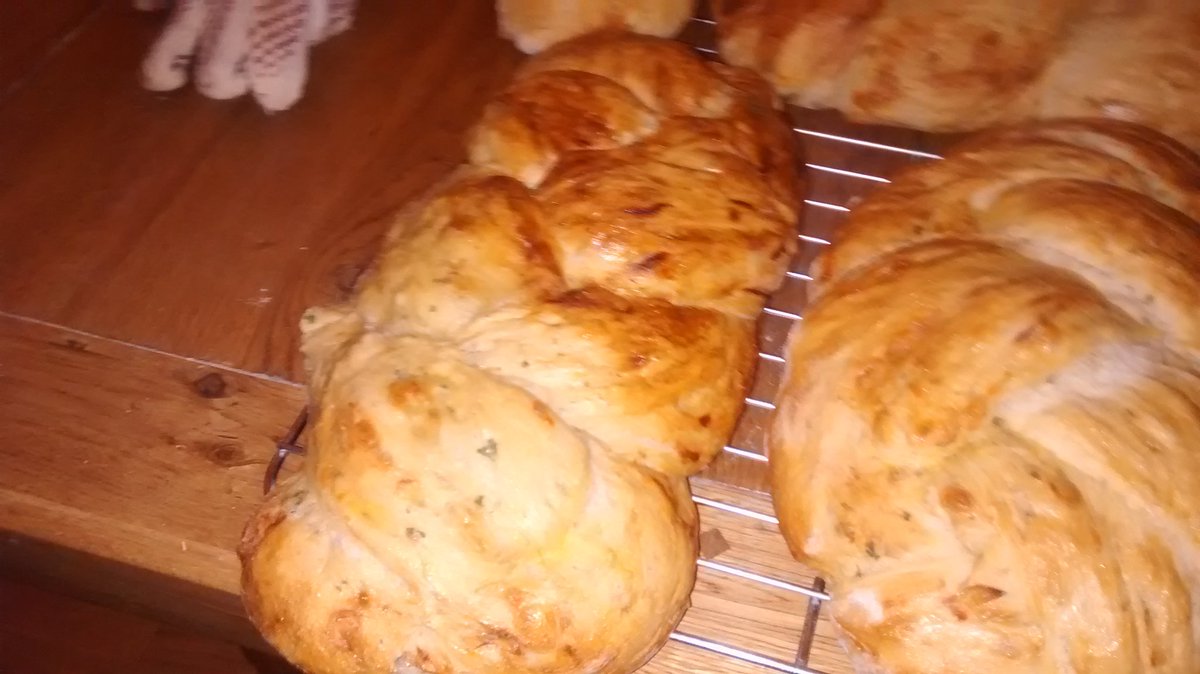 annmcn1's tweet photo. Blue cheese and caramelised onion tear and share bread @InnsMarket tomorrow. https://t.co/GvR0Axyt01