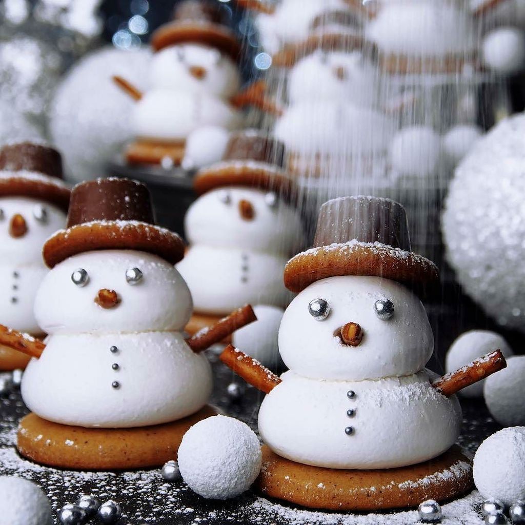 cupcakeproject's tweet photo. What would you name these snowmen?
Repost from @borrowmyeyes - ⛄️ pepperkake + marengs + smil + saltstenger = verdens søteste spiselige snømenn! ⛄️❄️⛄️ #pepperkaker #gingerbread #pepperkake #cookie #cookies #snowmen #snowman #frosty #frostythesn… https://t.co/9Be9Kn1NJb https://t.co/gVLVTKeNSL