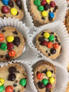 meneSweetSoCal's tweet photo. Looking for a #smalltreat to get you thru the day but you don't want anything too heavy! We got a selection of  cookies just for you. #chocolatesprinkles #vanillasprinkles #chocolatechipw/fudge #chocolatechipw/m&amp;ms @Menesweet  @MagParkBurbank https://t.co/ttGCoWMiY6