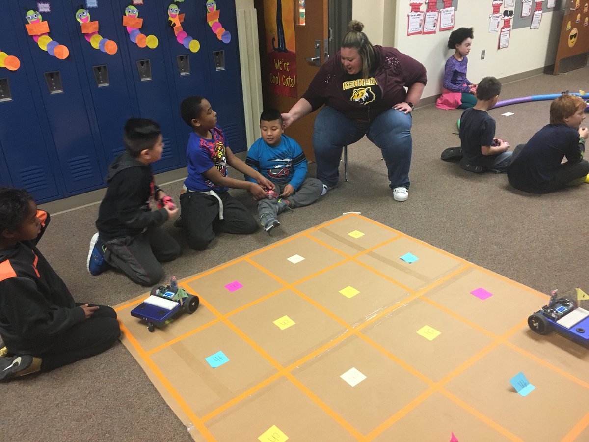M_Zeiszler's tweet photo. Using STEMBots to practice digraphs during Book Buddies. They rocked making words and identifying digraphs in words.  @OPS_Kennedy @JenniferRuud https://t.co/ubqxDzKpLo