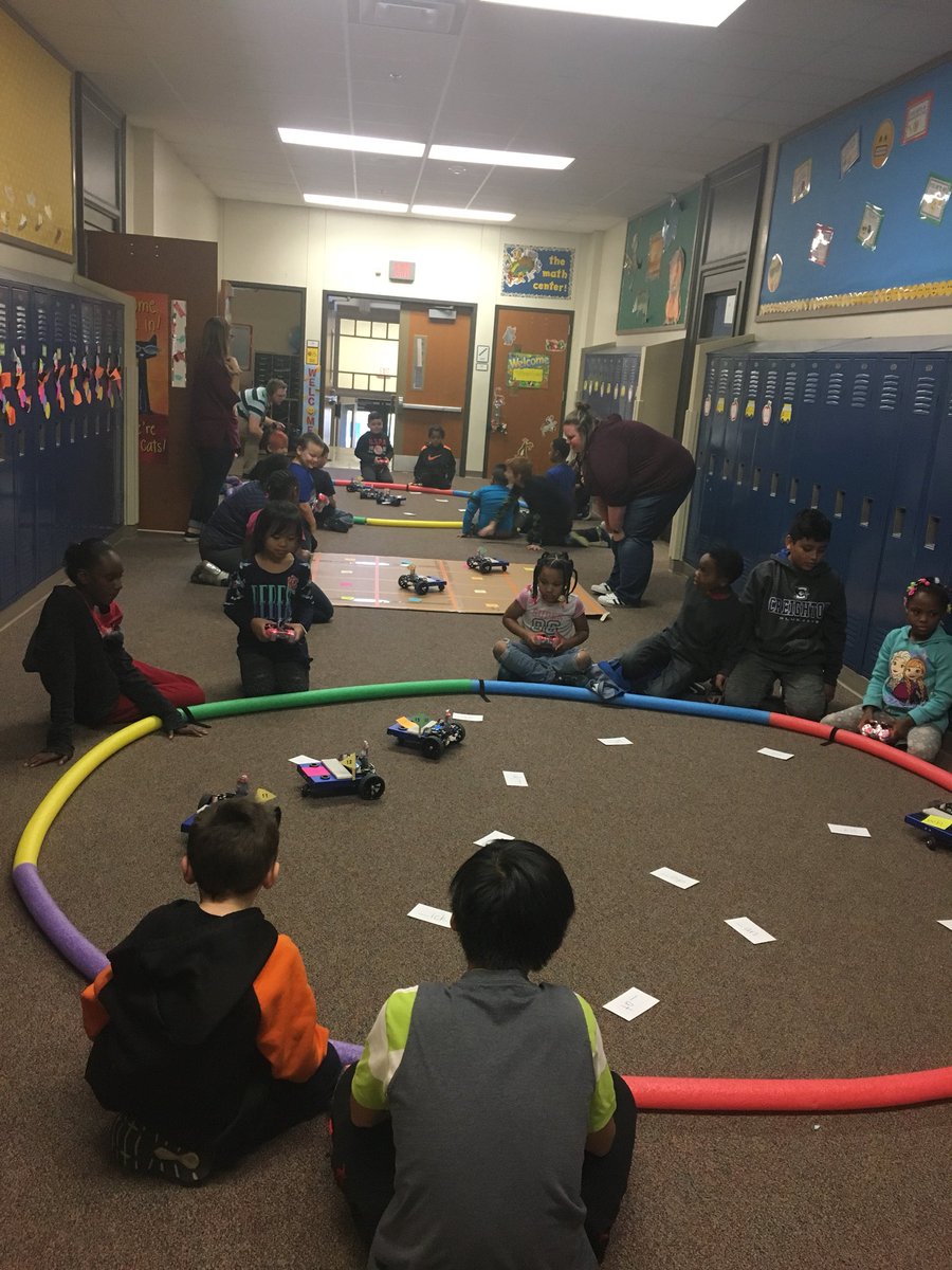 M_Zeiszler's tweet photo. Using STEMBots to practice digraphs during Book Buddies. They rocked making words and identifying digraphs in words.  @OPS_Kennedy @JenniferRuud https://t.co/ubqxDzKpLo