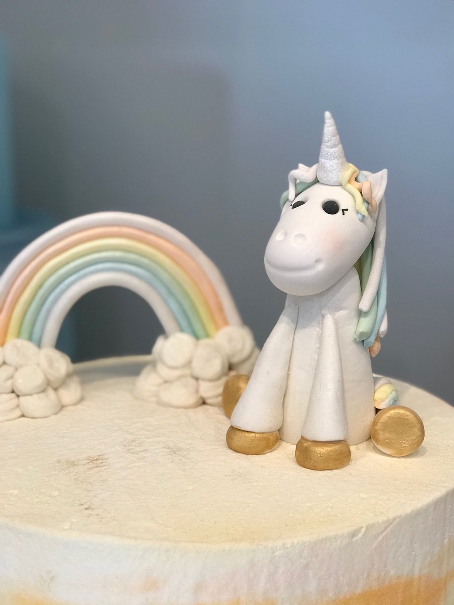 DwanPerrin's tweet photo. Oh my my. These cakes are almost too cute to eat but so yummy. @visit_arlington #sugarbeesweets #ad #ArlingtonTX https://t.co/wRu9be7ZKT