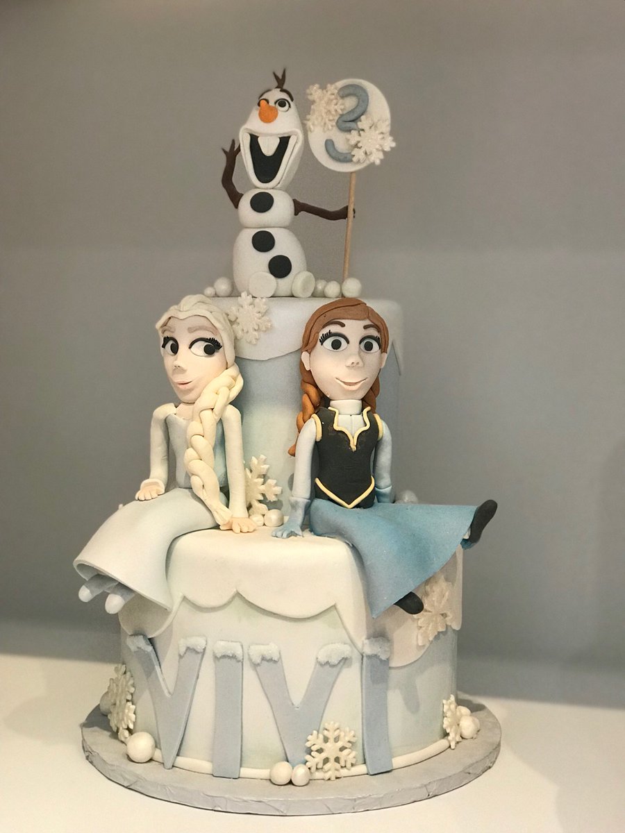 DwanPerrin's tweet photo. Oh my my. These cakes are almost too cute to eat but so yummy. @visit_arlington #sugarbeesweets #ad #ArlingtonTX https://t.co/wRu9be7ZKT