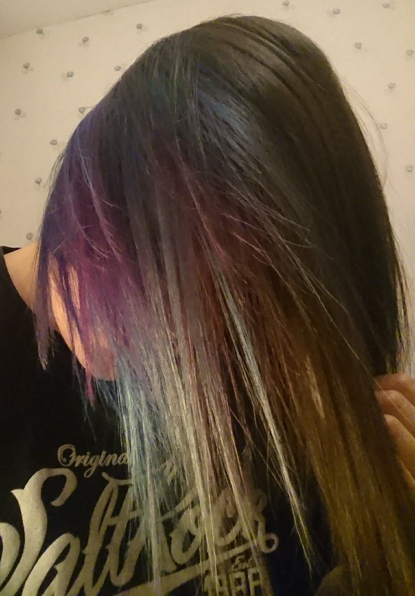craftydarkpixie's tweet photo. Getting in stupid positions trying to catch the light on my awesome new colour streak! #newcolour #galaxylike #prettyness https://t.co/XpaFaIY2Oe