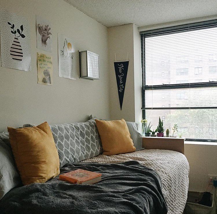EHSNYC's tweet photo. After a long wintry week in the city, there's nothing quite like your own cozy space to curl up in for the weekend courtesy of @kelsie.williams #FallLivingEHS Plus a couple tips from USA Today on what to do when you don't want to brave the cold! https://t.co/oy0IoGfDGM https://t.co/CWRmNbPz7K