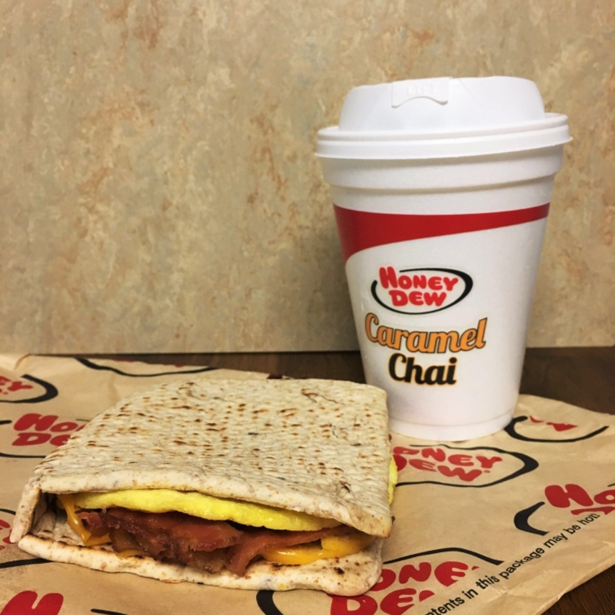 HoneyDew_Donuts's tweet photo. Say #chai to this #dewlicious #FavoriteComboFriday! 👋🏼 #FunnyFriday #Funny #Punny #Hi #FCF #FoodieFriday #FeatureFriday #FriYay #Caramel #ChaiTea #Bacon #Egg #Cheese #Flatbread #EnjoyTheLocalFlavor #DewItBetter #Favorite #Fav #YUM https://t.co/JpYxKRueV7
