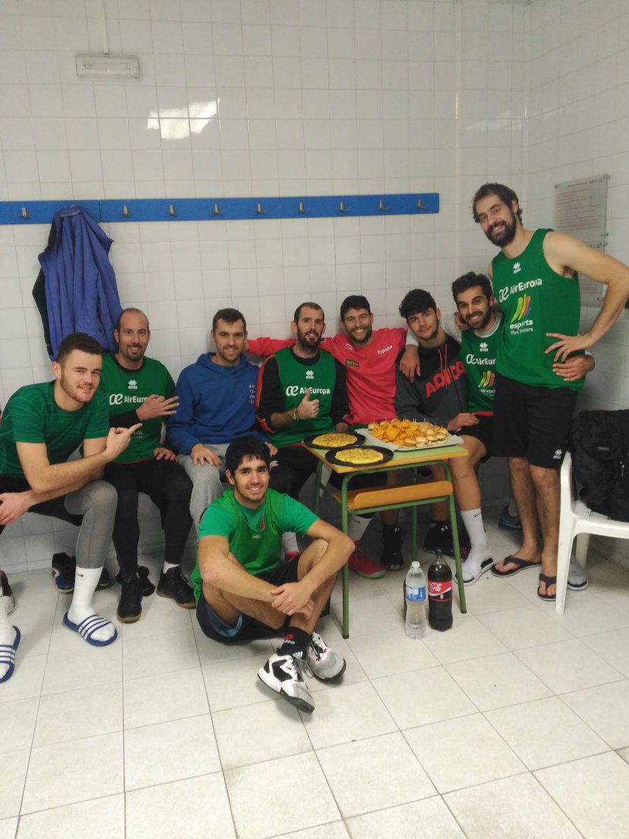 pautt75's tweet photo. Y por fin llegó la celebración con merendola del MVP de la pasada jornada. Enhorabona Berto!!! #OrgullBSA @bahiasanagustin #SomEBA Palma @AirEuropa https://t.co/CRIur7o0JL
