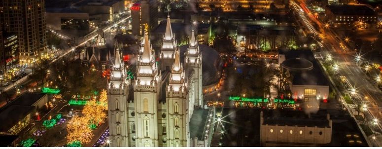 hanging_social's tweet photo. Want to have a romantic and special date night? Temple Square in Downtown Salt Lake City has the perfect place. With all the beautiful lighting, it makes for a special time. Make sure to like our page on Facebook and visit our website. #beautifullights #datenight #neverold https://t.co/j0AFbFsKxu