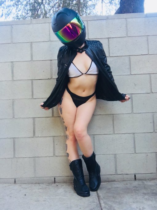 My new jacket and back brace came in!! Couldn&rsquo;t help but take pictures!!! 😸🏍❤️ https://t.co/xT9aflZ6