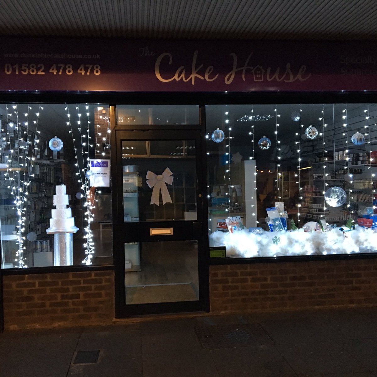 DunstableJC's tweet photo. Members of Dunstable Joint Committee on the look out for festive window displays https://t.co/mceFEPtAD7 https://t.co/XkpuDwn227