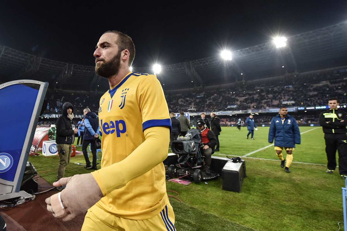 juventusfc's tweet photo. 👏👏👏 @G_Higuain 🔝

#NapoliJuve 🏳️🏴 #FinoAllaFine https://t.co/FTT3kMGaw6