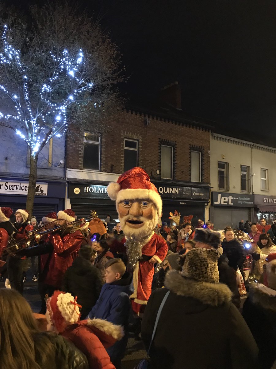 PSNIBelfastN's tweet photo. Great evening on the #Shankill for the #GSWF Lantern Parade and Xmas tree switch on with #TimMcGarry Well done to organisers @GrShankill @ACTGreaterShank @BeatCarnival great to see so many families having a great time 👮🏻🚔🎄❄️ #community SgtW https://t.co/T0j3hpE5tn