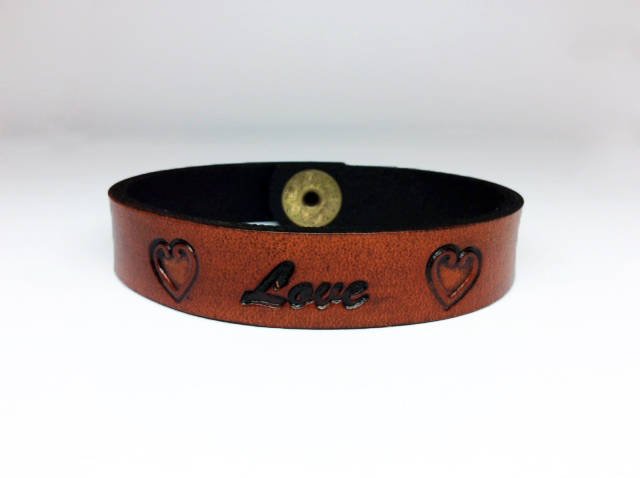 a9designshop's tweet photo. Leather "Love" bracelet - engraved - personalized - brown leat… https://t.co/JFAij71nRw #A9DesignShop #RusticLeather https://t.co/kcrhN9xzYF