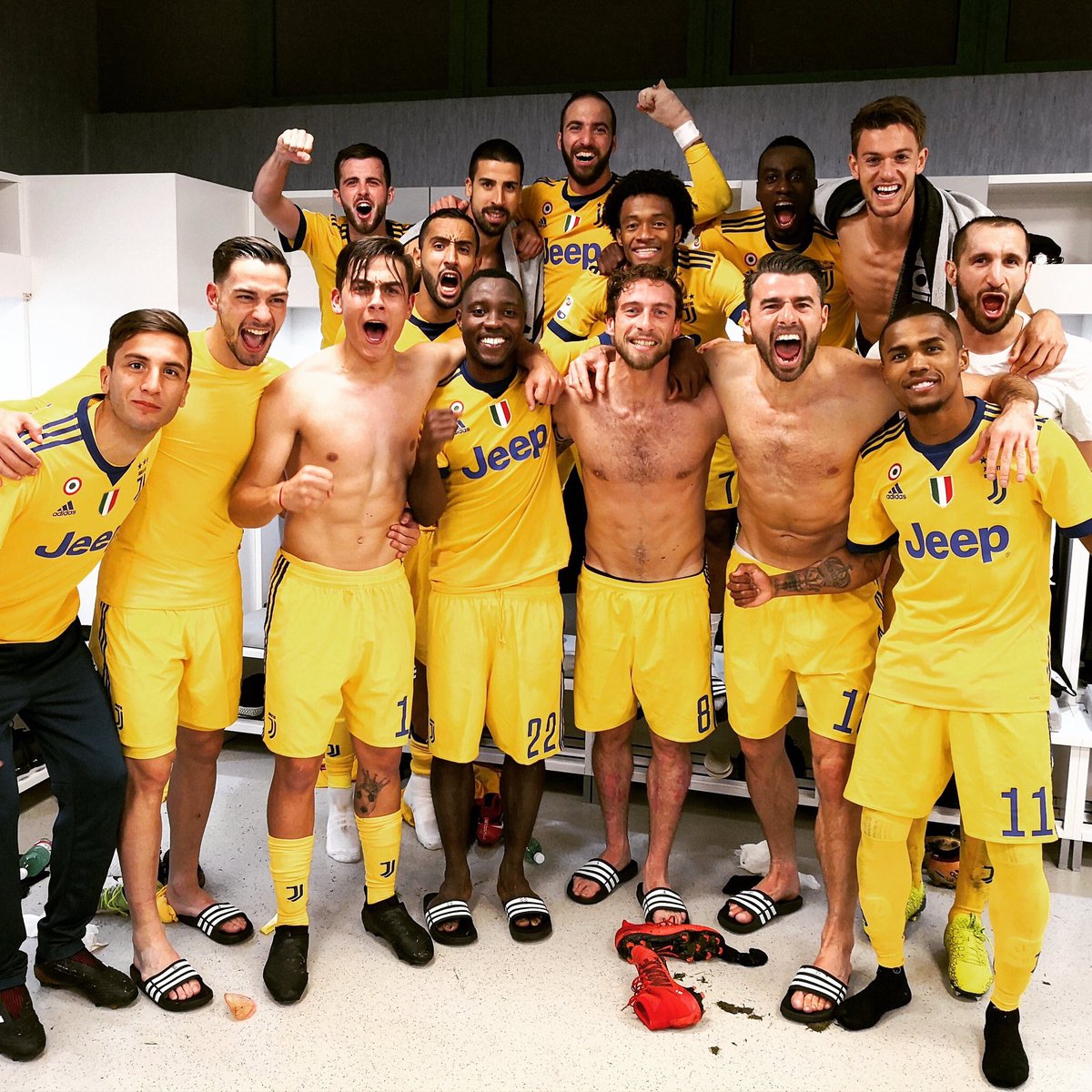 chiellini's tweet photo. Contava vincere. Abbiamo vinto. Avanti così!!! #NapoliJuve https://t.co/vtUGc2Uxo4