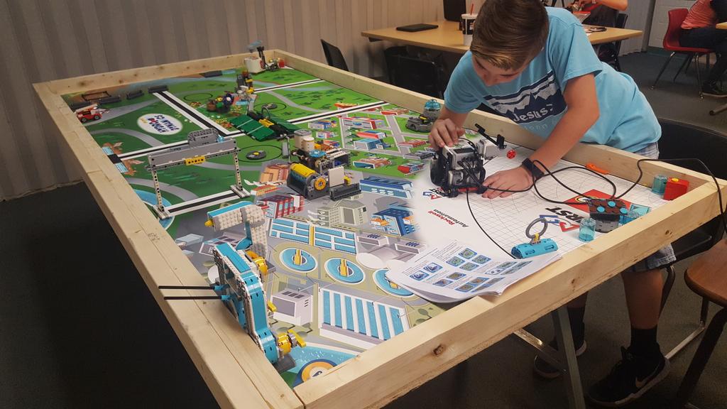 iCoachElm's tweet photo. @FIRSTweets @FRCTeams @firstlegoleague we are gearing up for January! @donnaruis @Tom_H_4 @Margie42882877 #BakerBOTS Thanks @NEFLSTEM2 https://t.co/ivPSZSkTAa