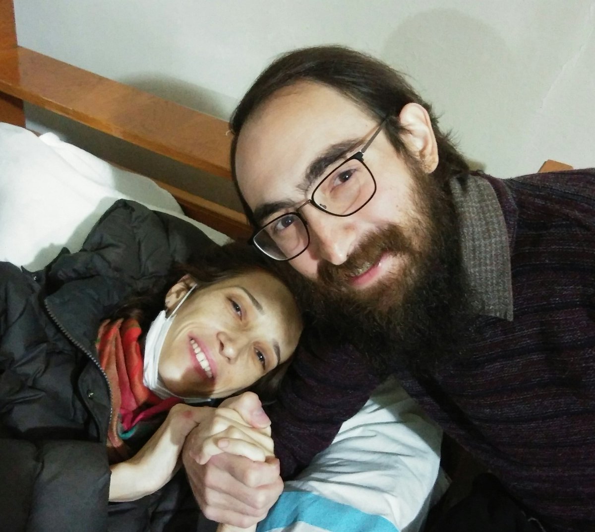 Ne kadar da ufalmış bedenin ama ellerin ve yüreğin hala sıcak...