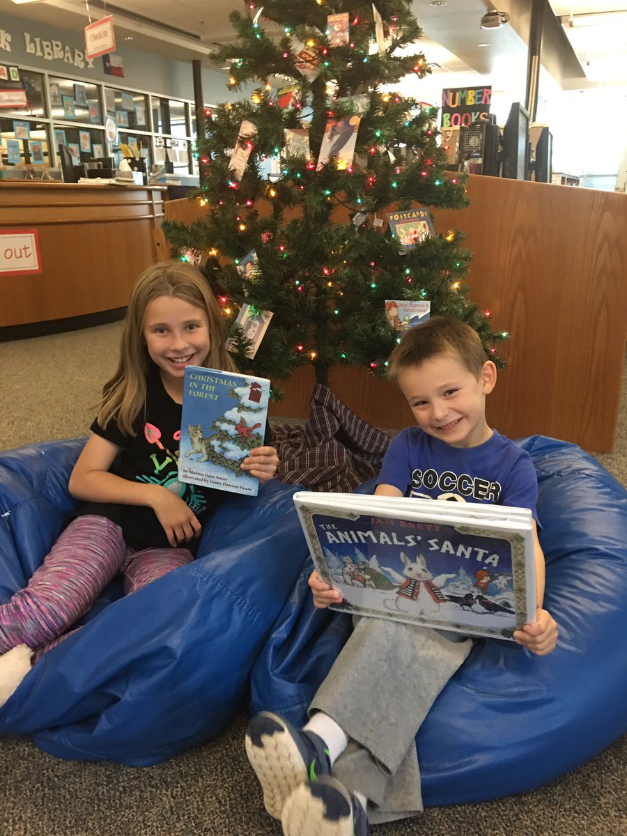 kk_thornton's tweet photo. #HawkElementary Ss are excited to start reading all the holiday books! @dentonisdlib #12daysoftwitter https://t.co/vfMncI7pCG