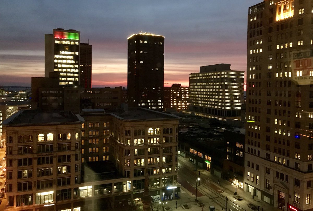 Keith_Kelly's tweet photo. View from the #RandBuilding in downtown #BuffaloNY #Sunset #December โ๏ธ https://t.co/UxrY1Vr5Fo