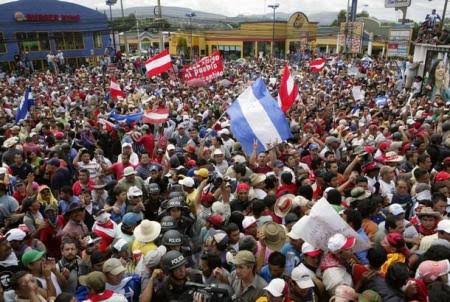 YaelAlexis12's tweet photo. Esto es una advertencia al gobierno de honduras el pueblo necesita levantarse y hacer justicia por su propia mano así que hermanos hondureños saqueemos lo que nos pertenece. #PrayForHonduras https://t.co/opqs1empXz
