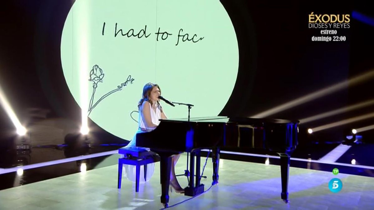 #LaVozDirectos2 ¡Qué maravilla @KamilaLaVoz cantando mientras toca el piano! mdia.st/directo5
