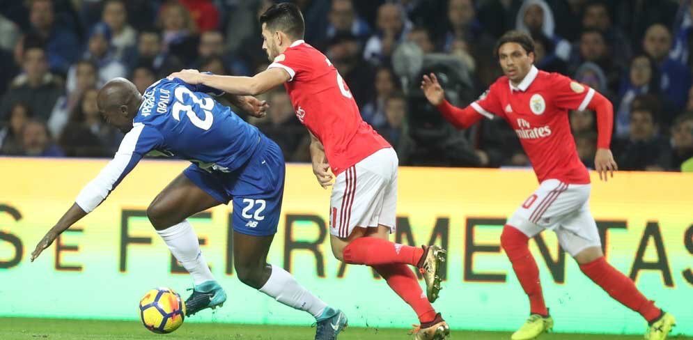 NOS_LIGA's tweet photo. Termina o jogo ⏱ | FC Porto e SL Benfica empatam 0-0 e FC Porto partilha a liderança com o Sporting e Benfica fica a três pontos dos líderes https://t.co/tv2zSwwi0q