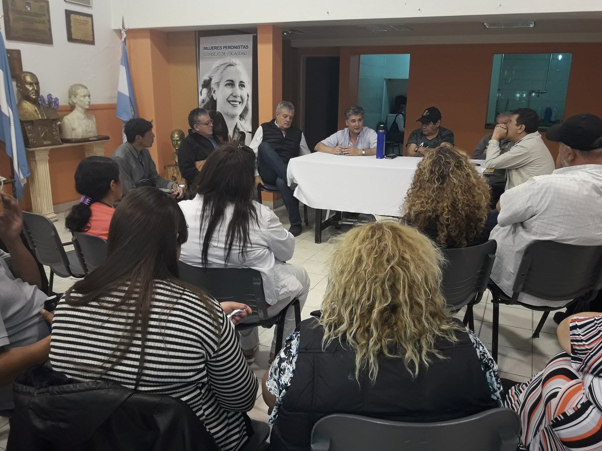 pjcomriv's tweet photo. ✌En estos momentos reunion del ateneo Eva peron en nuestra casa peronista con la presencia del compañero secretario de gobierno Maximo Neuman✌ https://t.co/T9bzISHuV8