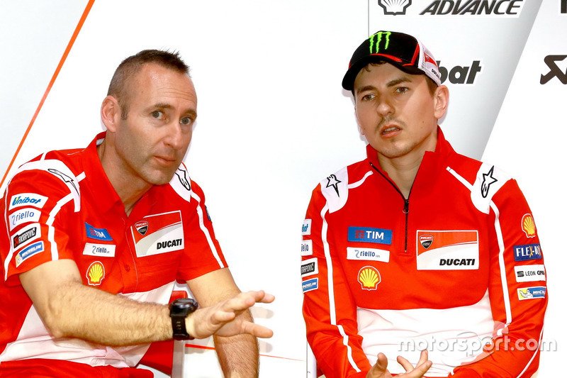 es_Motorsport's tweet photo. #Gabarrini: "A pesar de ser uno de los pilotos más rápidos de la parrilla, @lorenzo99 se ha forzado a hacer cosas que no le salían de forma natural para ir deprisa de forma distinta, eso solo lo hacen los fuera de serie" https://t.co/getosXRFOI
#MotoGP #JL99 #Ducati https://t.co/sbnnt44xUw