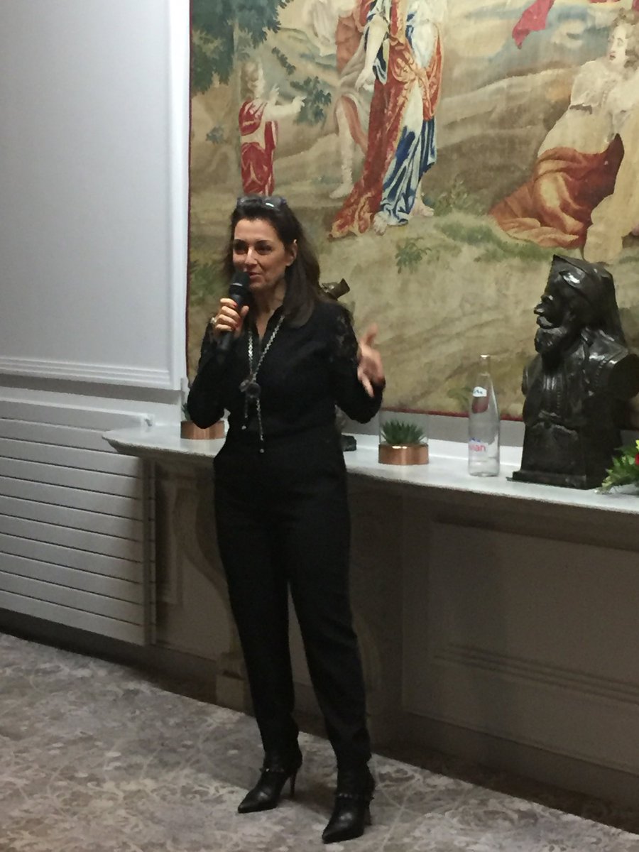 guerindomi's tweet photo. Bravo et merci @FlorenceSandis pour cette Super conférence autour de #brisezleplafonddeverre! Travail puissant sur la singularité et la création de croyances stimulantes! https://t.co/XG1LQChtU0