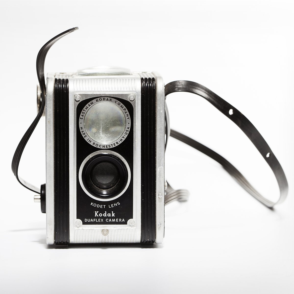 KODAKPIXPRO's tweet photo. It's #FBF, and we've got another beauty for you! This is the #Kodak #Duaflex, circa 1947. This model contained double exposure prevention - you had to turn the knob to advance to the next exposure before it was possible to use the shutter again. Talk about a #flashback. https://t.co/xSKG7iZ10m