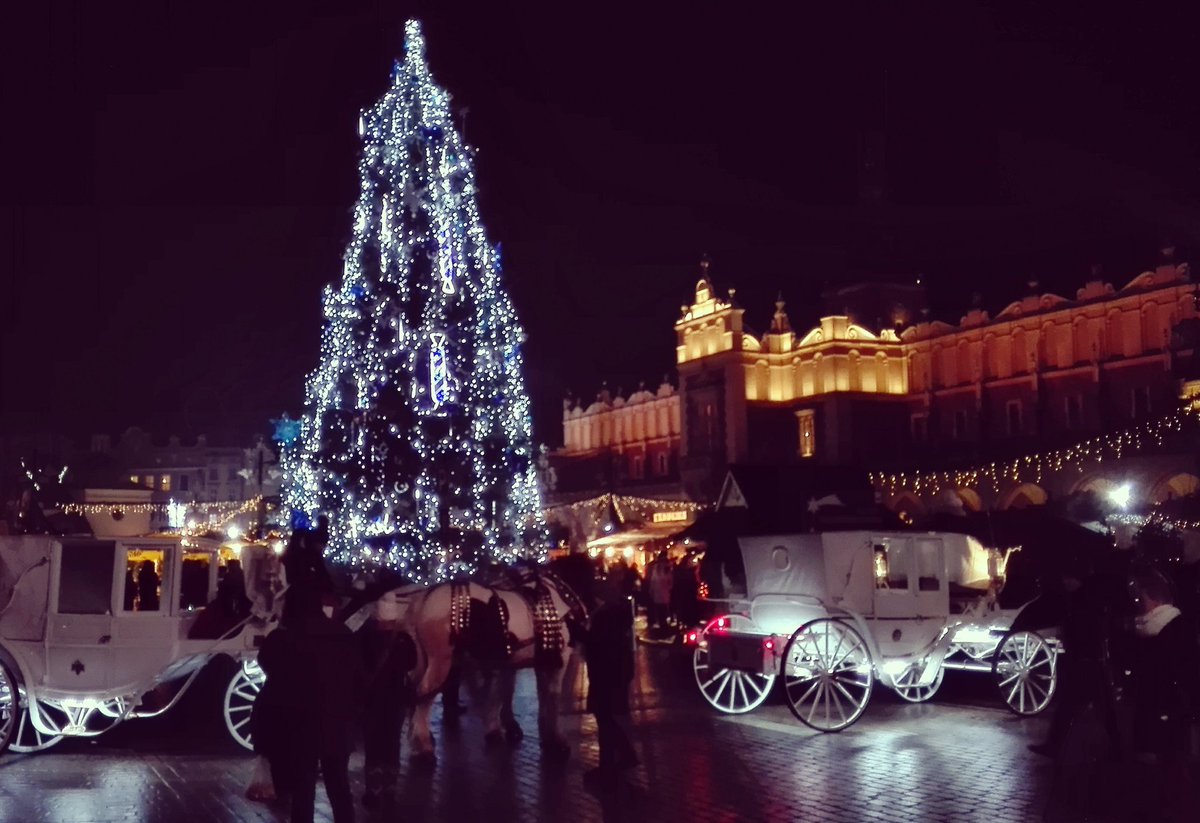 eladywine's tweet photo. #Cracovia! So good to be here and enjoying the #Xmas market with my wonderful #friends :) love them so much! ❤ What are you doing Tonite? :) #winelady #poland #cracow #XmasMarket https://t.co/DXI306o483