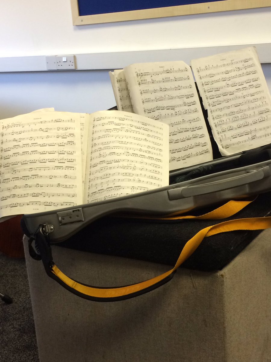 ElyenaCla's tweet photo. When you're desperate for a music stand https://t.co/3ZhlNLyCCU
