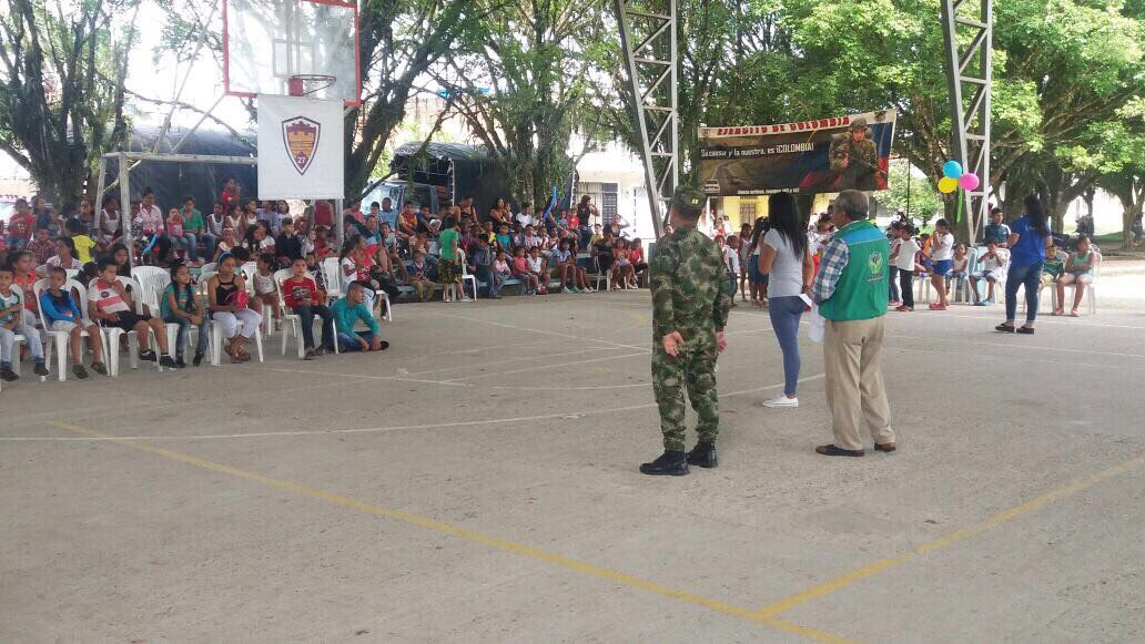 Ejercito_CAAID's tweet photo. Trabajando de forma articulada con el @ICBFColombia @SuperGIROS_SA héroes del #Bicas27 de @COL_EJERCITO están generando espacios de integración para prevenir la drogadicción, el alcoholismo y la deserción escolar en menores de #PuertoAsís #Putumayo #BAAID6 https://t.co/rIFptA4gwd