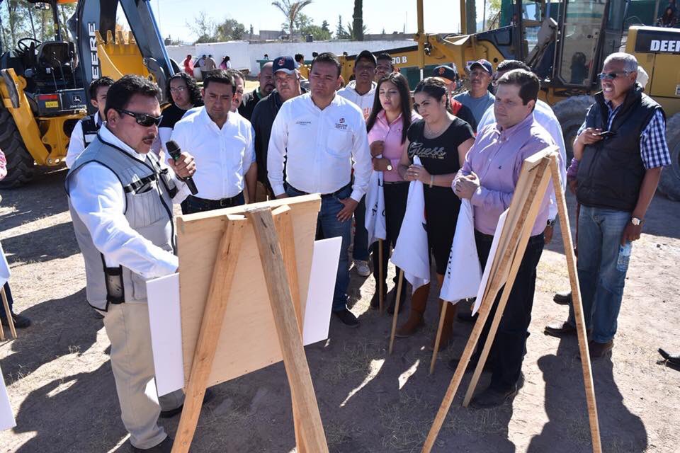 gerardo_vs's tweet photo. El deporte es muy importante para el desarrollo y la salud de nuestras familias. Hoy arrancamos la remodelación del estadio de beisbol de Cuencamé. #PorUnDurangoMasVerde impulsemos más espacios al aire libre para la convivencia y el sano esparcimiento. https://t.co/bsSuPvHgsN