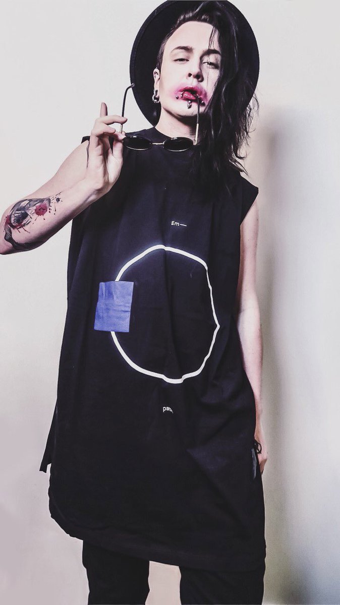5EIKE's tweet photo. 💋This unisex shirt from Odeur Studios fits me a little bit too well so I've decided to move in.
#odeur #odeurstudios #shiffco https://t.co/Hau3cg5wFi