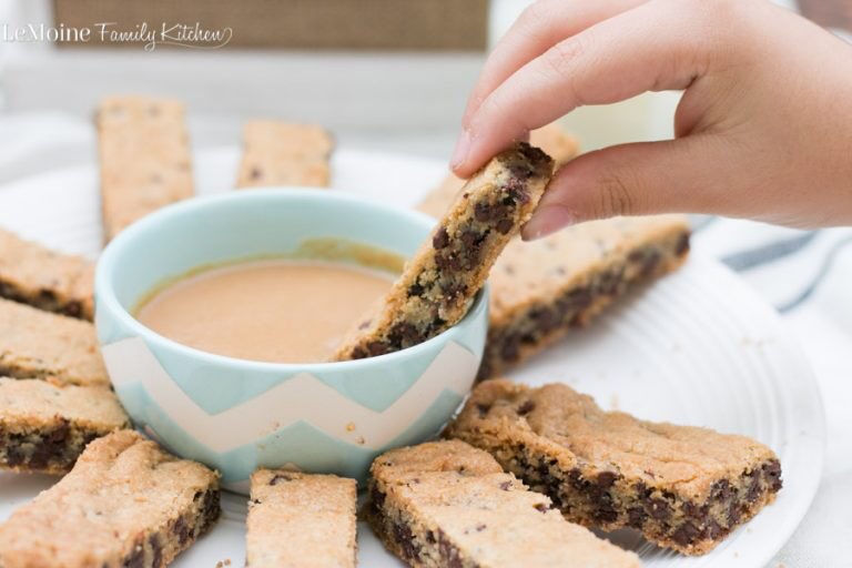 NEW!! Chocolate Chip Cookie Dippers &amp; a 3 ingredient Peanut Butter Dip! 

lemoinefamilykitchen.com/2017/11/chocol…
#freakyfriday #cookieexchange #cookie #recipe #chocolate #baking #christmas