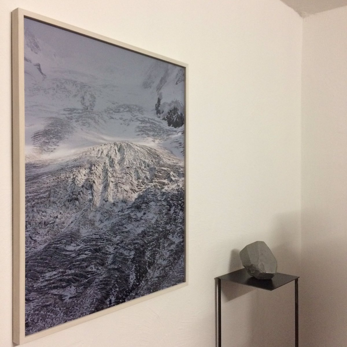 fraluisoni's tweet photo. Dopo l'esposizione a @CasaPessina ritrovare #DanielaDroz in una sorta di pre OpenGallery presso la galleria di Daniele Agostini a Lugano, assieme a Tonatiuh Ambrosetti (lavori nella foto) e Federico Rella.
#dascoprire #swissartist https://t.co/Og1Q08lW6D