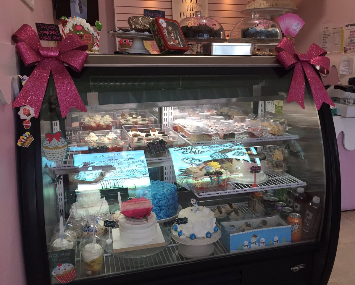 cakebreakmedhat's tweet photo. Midnight madness at cakebreak stop in we have some cupcakes 5 for $5.00 trifles for $2.00 dessert trays ,mini cakes ,cookies  #MidnightMadness #cupcakes #ccda #cakes #desserts #downtown #cookies https://t.co/WES3EBtX3c