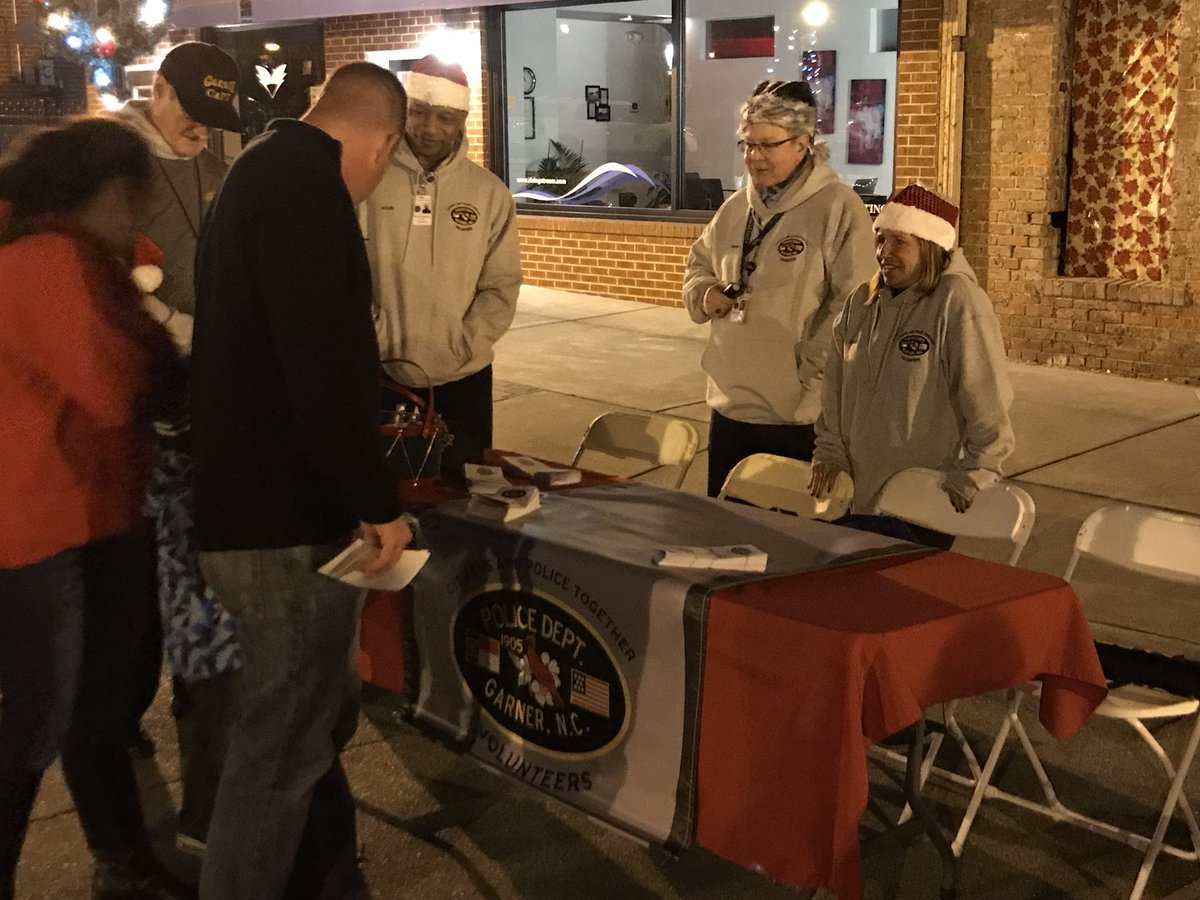BVZuidema's tweet photo. Greatful for our @garnercaptteam volunteers who are out meeting and greeting at #LightUpMain in @TownofGarner @GarnerPolice @GarnerPRCR https://t.co/VS2b2TuPnR