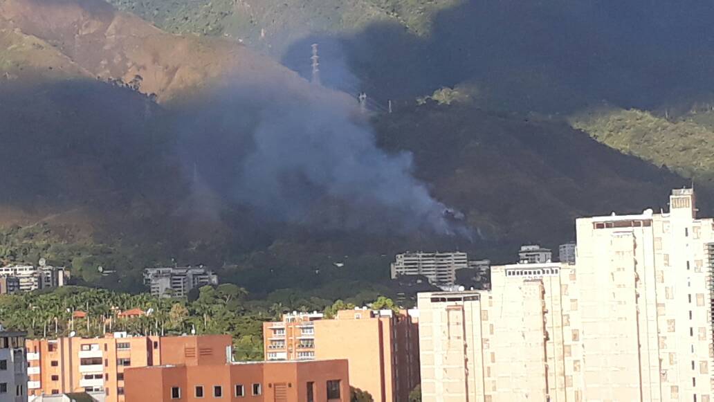 bforestalesinp's tweet photo. Controlado incendio forestal en parte baja del Estribo de Duarte, Mpio. Sucre, Edo Miranda, dentro del PN. Waraira Repano, actúan como un solo equipo Bomberos Forestales, Guardaparques, @BomberosDC1 @PCivil_Ve @GNBCOTIZA @CPNB_VE @PCSucre01 y Grupo de Rescate Unimet https://t.co/7qEDyuIEMV