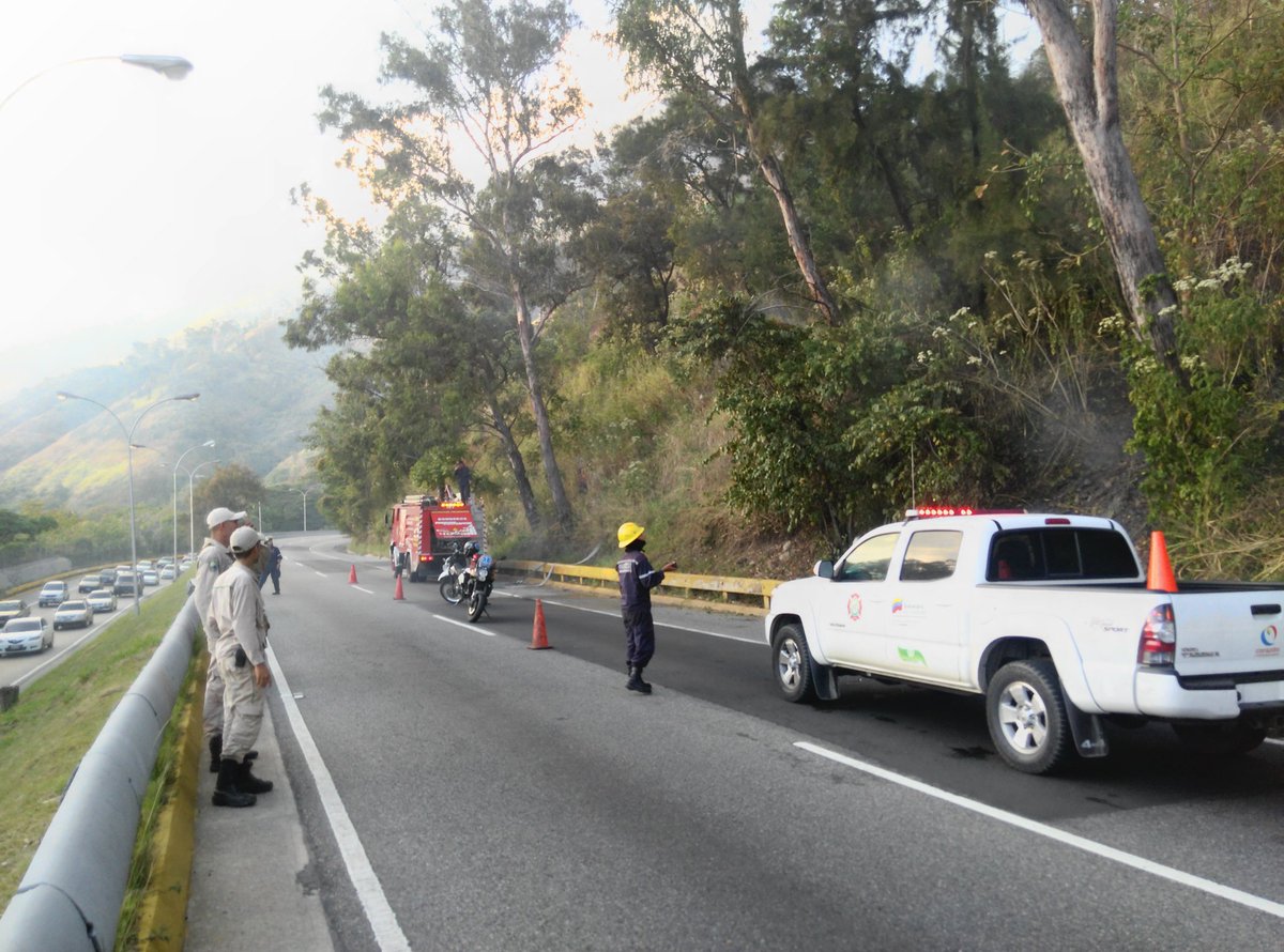 bforestalesinp's tweet photo. Controlado incendio forestal en parte baja del Estribo de Duarte, Mpio. Sucre, Edo Miranda, dentro del PN. Waraira Repano, actúan como un solo equipo Bomberos Forestales, Guardaparques, @BomberosDC1 @PCivil_Ve @GNBCOTIZA @CPNB_VE @PCSucre01 y Grupo de Rescate Unimet https://t.co/7qEDyuIEMV