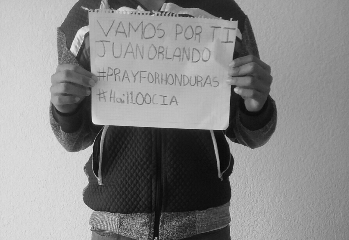 Erika_7u7r's tweet photo. #PrayForHonduras y que ha llegao la 100cia a poner orden 
Solo saqueen sin miedo,protesten y hagan justicia hermanos hondureños ,todo sea por un gobierno de calidad.
Aprovecha el poco tiempo que te queda @JuanOrlandoH
~imagen robada xd~ https://t.co/AF42LPLF62