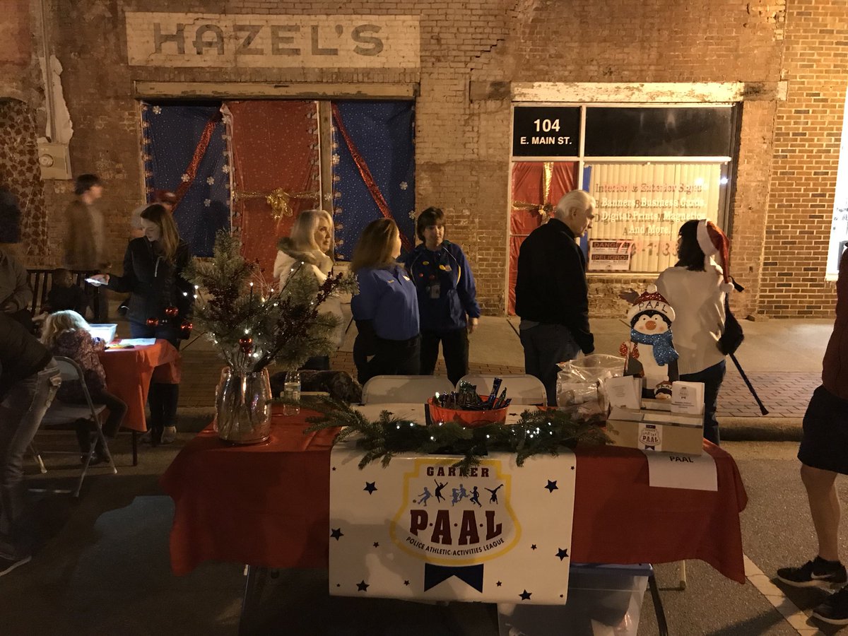 BVZuidema's tweet photo. .@GarnerPAAL is out at #LightUpMain tonight, providing activities for the kids while they wait for the arrival of the “big guy”! @GarnerPolice @GarnerPRCR @TownofGarner @DowntownGarner https://t.co/bIbkO379zQ