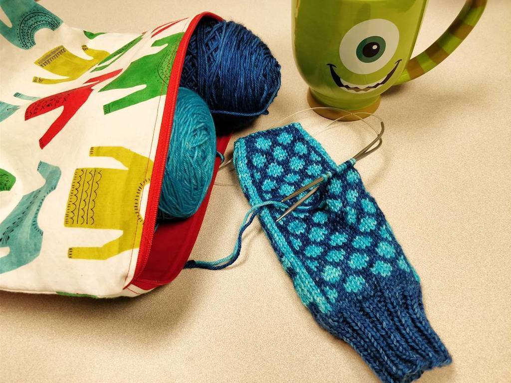JustRunKnit's tweet photo. Happy #fairisleFriday! Every day is a good day for colorwork, but this Friday I just happen to be working on some colorwork mittens with @leadingmenfiberarts, and loving the blues Ice Ice Baby and It's Cold Outside 😍😍 #mikewizowskiApproves #favoriteM… https://t.co/xxGUiG7o8k https://t.co/uigf1Llj75