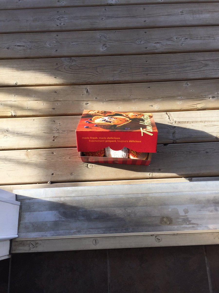 emilydubbs3's tweet photo. to the girl who's ID I found at the bar last night and told me she was bringing me doughnuts as a thank you, you restore my faith in humanity sista #cheers https://t.co/PmhjEdlJt6